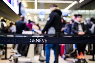 L'aéroport international de Genève (AIG) a vu sa fréquentation bondir de 12% à près de 4 millions de passagers au deuxième trimestre, alors que le nombre de mouvements d'avions a avoisiné les 32'000. (archives)
